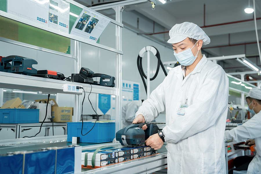 blueleph workers producing lithium batteries 01