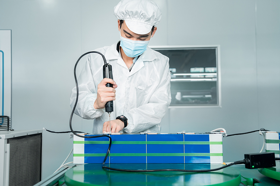 blueleph workers producing lithium batteries 02